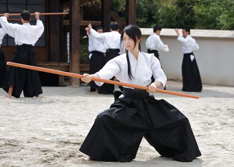 Bo Staff, Martial Arts Girl, Martial Arts Techniques, Pencak Silat, Martial Arts Women, Fair Play, Martial Artists, Poses References, Kendo