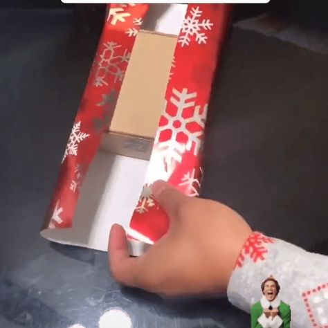 Genius hack reveals to wrap a present when you cut the piece of wrapping paper too small Not Enough Wrapping Paper Hack, Wrapping With Too Small Paper, Easy Way To Wrap A Present, Present Wrapping Hacks, Cute Ways To Wrap Christmas Gifts, How To Wrap Small Gifts, How To Wrap Christmas Presents, How To Wrap A Present, Small Gift Wrapping Ideas