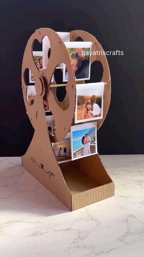 #Dicas Cute Gifts For Her Diy, Cardboard Ferris Wheel Diy, Useful Things To Make Out Of Cardboard, Photo Wheel Diy, Photo Ferris Wheel Diy, Cardboard Crafts Gifts, Crafts To Make Out Of Cardboard, Art And Craft With Cardboard, Crafts To Make With Cardboard