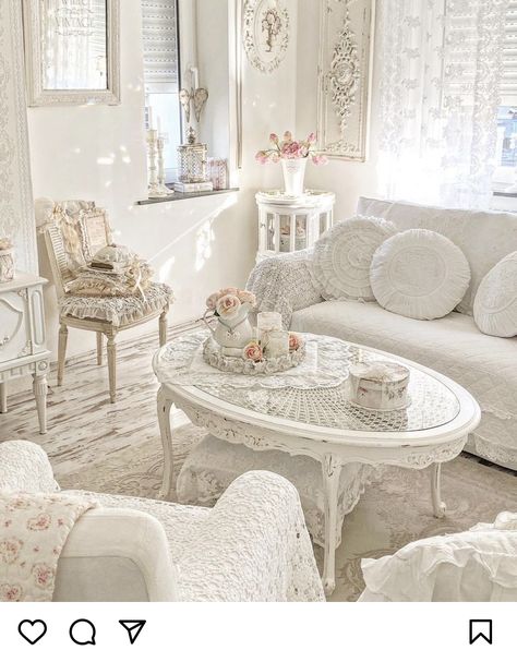 White Vintage Living Room, Shabby Chic Living Room Vintage, Decoration Bedroom Ideas, Sophisticated Garden, Shabby French Cottage, Gazebo Design, Romantic Living Room, Shabby Chic Interior Design, Cottage Decorating