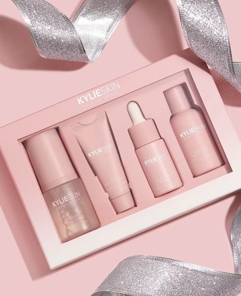 Kylie Skin Moisturizer, Kylieskin Aesthetic, Kylie Jenner Skin Care, Kylie Skin Products, Kylie Skincare, Milk Toner, Koleksi Makeup, Stile Kendall Jenner, Skincare Kit