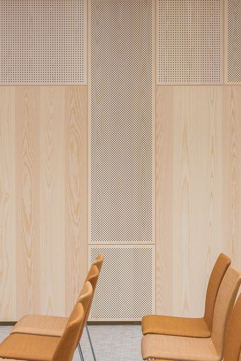 Gustafs perforated acoustic wood panels are cladding the walls in this conference room at Sköyen Atrium in central Oslo. All panels are produced in white pigmented ash veneer. The walls have been cladded with three different types of perforations. #perforatedacousticpanels #acousticwoodpanels #microperforatedacousticpanels #ashveneeredpanels #ashveneer #conferenceroomdesign #officecomplexinterior #officecomplexarchitecture Wood Acoustic Wall, Perforated Wall Panel, Perforated Acoustic Panels, Different Types Of Wall Paneling, Perforated Wood Panel, Office Wood Wall, Wood Panel Interior, Acoustic Wood Panels, Acoustic Walls