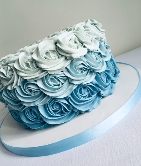 Ombré Rosette Cake, 27th Bday Cake, Ombre Cake Ideas, Blue Rose Cake, 15th Birthday Cake Ideas, Buttercream Rosette Cake, Fair Cake, Ombre Rosette Cake, 15th Birthday Cake