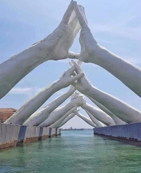 Lorenzo Quinn, Italian Sculptors, Bridge Building, Beautiful Travel Destinations, Wow Art, Art Sculptures, Hope Love, Public Art, Art Sculpture