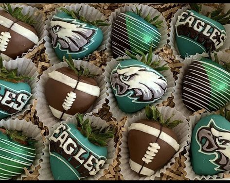 Super Bowl Strawberries, Superbowl Chocolate Covered Strawberries, Football Chocolate Covered Strawberries, Xmas Strawberries, Football Party Desserts, Chocolate Coverd Strawberries, Football Strawberries, Panthers Cake, Dipped Berries