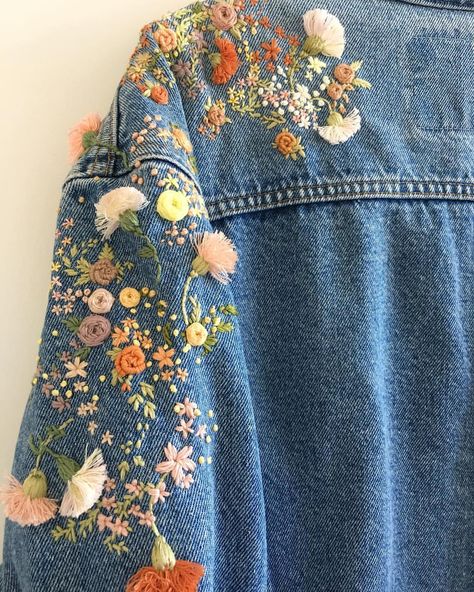 Embroidery Jeans Jacket, Denim Embroidery, Pola Sulam, Embroidery On Clothes, Cute Embroidery, Skirt Maxi, 자수 디자인, Painted Clothes, Jeans Jacket