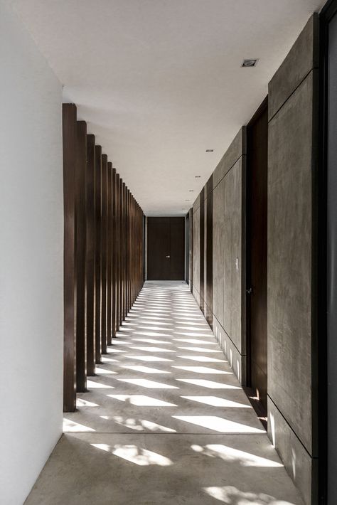 Best Architecture Interior, Wood Corridor Design, Long Corridor Design, Residential Corridor Design, Wooden Corridor, Japanese Corridor Design, Hallway Architecture, Vestibule Design, Ecological Corridor