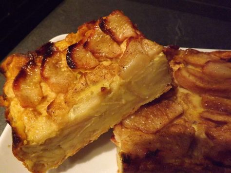 Une succulente tarte que j'ai faite une multitude de fois, j'ai changé la coupe des fruits, dans la recette initiale se sont des pommes rapées, moi je les ai coupées en lamelles et j'ai fait un mix avec des poires, un peu à ma sauce quoi! un régal fruité... Dessert Ww, Mousse Au Chocolat Torte, Dessert Leger, Weigh Watchers, Desserts Fruit, Ww Desserts, Weight Watchers Desserts, Gourmet Treats, Cooking For One