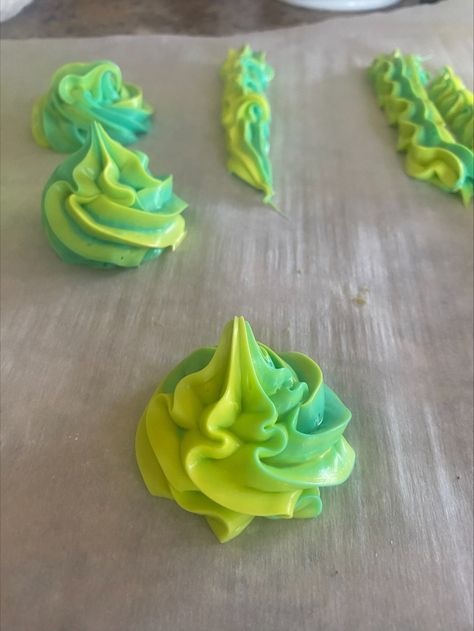 How To Pipe Two-Toned Frosting on Cupcakes - LorAnn Oils Blog Two Tone Frosting, Two Tone Buttercream, 2 Color Icing Piping, Multicolor Frosting, Piping Buttercream, Cupcake Piping, Blue Frosting, Frosting Colors, Coloured Icing