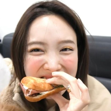 Eating Icon, Eating Pp, Twice Nayeon, Nayeon Twice, Im Nayeon, Kpop Idols, My Only Love, Nom Nom, My Love