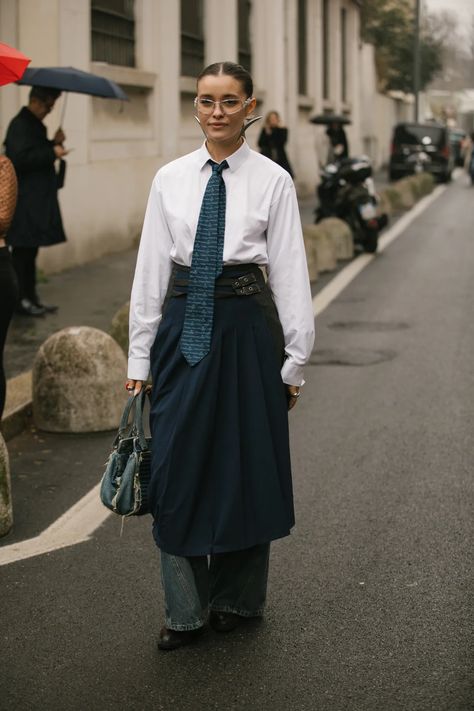 Outfits With Ties, White Shirt Dress Outfit, Paris Streetwear, Formal Streetwear, Shirt Dress Outfit, Berlin Fashion Week, B Fashion, 90s Fashion Outfits, Woman Suit Fashion