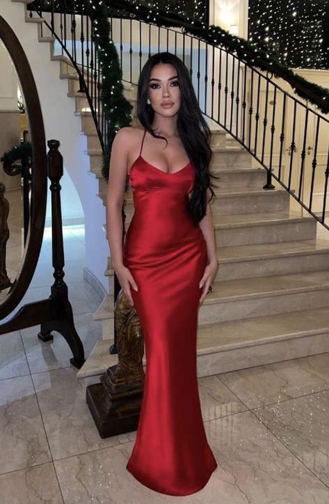 Gala Dresses Classy, Red Gala Dresses, Rich Party, Prom Dress Tight, Kylie Jenner Dress, Seductive Dress, Prom Dress Inspo, Prom Dresses Sleeveless, Cute Prom Dresses