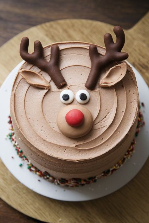 Cake Decorating New Year, Reindeer Birthday Cake, Chocolate Cake Decoration Christmas, Rudolph Cake Christmas, Christmas Cake Designs Easy, Christmas Chocolate Cake Decoration, Easy Cake Decorating Ideas For Beginners, New Years Cake Decorating, Unique Christmas Treats