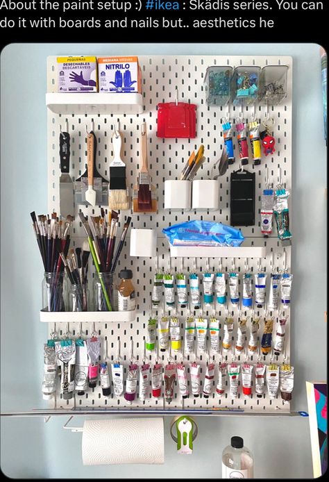 Skadis Art Supplies, Ikea Pegboard Art Supplies, Skadis Craft Room, Artist Pegboard Ideas, Art Supply Pegboard, Art Room Pegboard, Art Class Set Up, Art Supply Wall, Ikea Pegboard Ideas