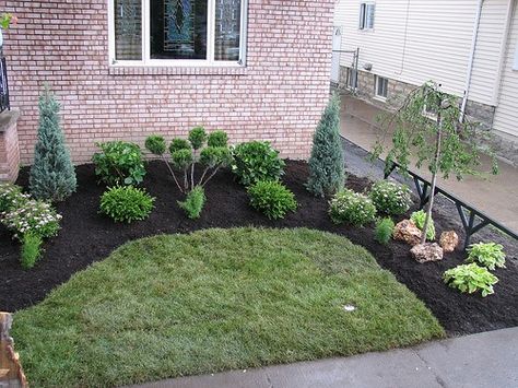 starting a landscape plan Villa Architecture, Small Front Gardens, Cheap Landscaping Ideas, Small Front Yard Landscaping, Front Yard Design, Easy Landscaping, Front Landscaping, Landscape Plans, Home Landscaping