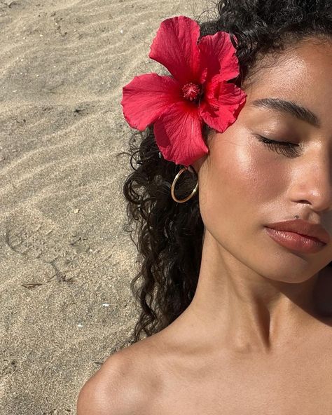 Athena Katoanga | spring to summer ❤️ | Instagram Island Girl Aesthetic Black Women, Beach Photoshoot Black Women, Hawaii Pictures Instagram, Beach Shells Aesthetic, Hawaii Aesthetic Pictures, Hawaii Instagram Pictures, Athena Katoanga, Island Photoshoot, Hawaii Photoshoot