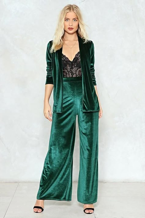 Green Velvet Pants Outfits, Woman Suit Fashion Party, Velvet Outfits For Women, Velvet Pants Outfit, Green Velvet Pants, Wedding Accesories, High Waisted Wide Leg Pants, Green Velvet Dress, Velvet Clothes