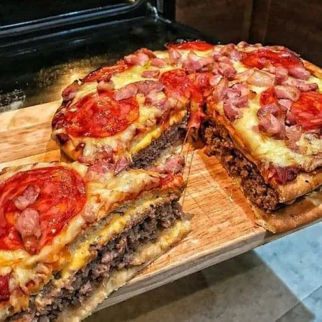 Pizza Burger Pie, Beef Pizza, Pizza Burger, Pizza Burgers, Pizza Pie, Deep Dish Pizza, Grandmas Recipes, Just Cooking, Deep Dish