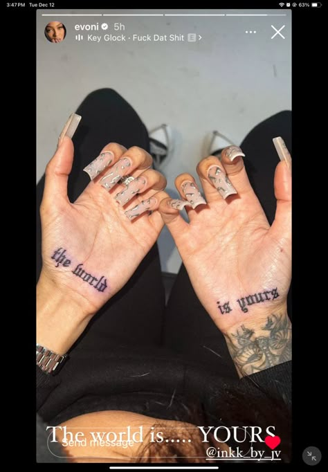 She Is Art Hand Tattoo, Finger Tattoos Writing, Hand Quote Tattoos For Women, Woman Knuckle Tattoos, Finger Tattoo Black Women, Black Women Hand Tattoos, Amor Tattoos For Women, Hustle Tattoos For Women, I Love You Tattoo Handwriting