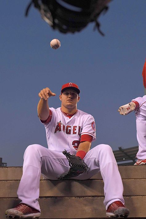 Mike Trout Wallpaper, Trout Wallpaper, Baseball Boyfriend Gifts, Baseball Boyfriend, Baseball Wallpaper, Topi Snapback, Baseball Pitcher, Anaheim Angels, Angels Baseball