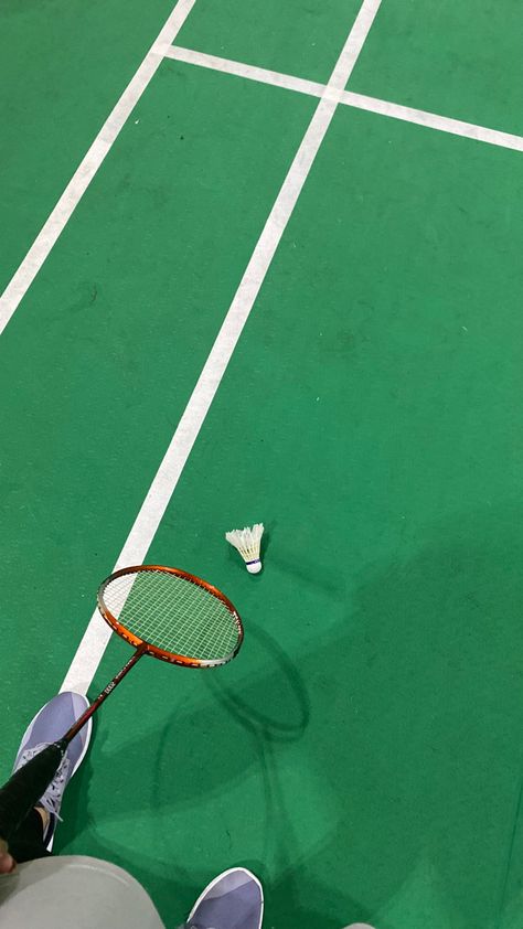 Pap Main Badminton, Badminton Aesthetic Background, Batminton Girl Aesthetic, Wallpaper Badminton Aesthetic, Badminton Court Aesthetic, Badminton Snap, Badminton Girl, Badminton Smash, Badminton Aesthetic