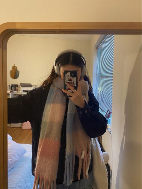 Scarf Fit Aesthetic, Scarves Aesthetic Winter, Cute Scarfs Aesthetic, Outfits With Scarves Aesthetic, Acne Studios Scarf Aesthetic, Cute Scarfs Winter, Scarf Outfit Winter Aesthetic, Scarf Outfits Aesthetic, Red Scarf Outfit Aesthetic