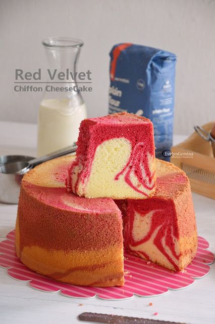 Red Velvet Chiffon Cake, Chiffon Cake Decoration Ideas, Chiffon Photography, Chiffon Cheesecake, Japanese Fruit Sandwich Recipe, Desserts Red Velvet, Orange Chiffon Cake, Bolu Cake, Pastries Recipes Dessert