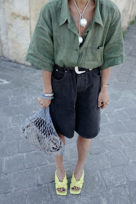 The Denim Short Denim Bag Street Style, Linen Shirt Street Style, How To Style Belts, Mango Sunglasses, Summer Shoes 2023, Look Short Jeans, Leica Q, Mango Bag, Old Celine