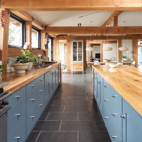 Timber Frame Kitchen Ideas, Timber Frame Farmhouse, Timber Frame Kitchen, High Gloss Kitchen Cabinets, Gloss Kitchen Cabinets, Frame Kitchen, High Gloss Kitchen, Oak Frame House, Skylight Kitchen