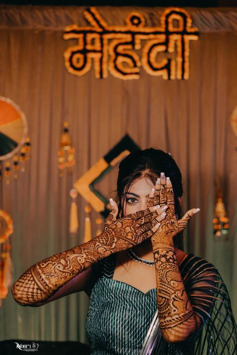 Muslim Bride Photoshoot, Haldi Photography Ideas For Bride, Mehandi Shoot, Mehendi Photography Bridal, Haldi Photography Ideas, Mehendi Photoshoot, Haldi Poses For Bride, Bridal Mehendi Designs Wedding, Bride Fashion Photography