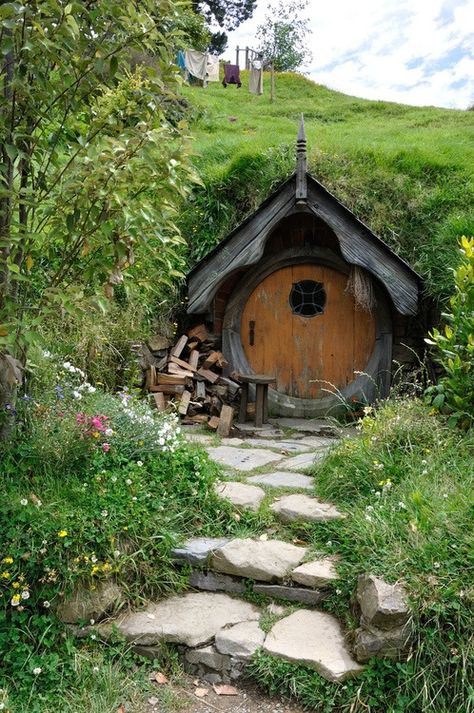 steps Casa Do Hobbit, Hobbit Door, Casa Hobbit, Earth Sheltered, Underground Homes, Hobbit Hole, Hobbit House, Earth Homes, Earthship