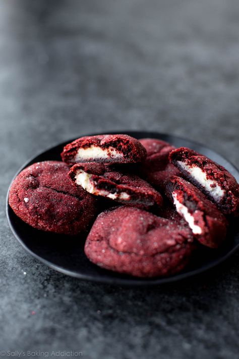 Pretty Biscuits, Stuffed Red Velvet Cookies, Cheese Cookies Recipe, Red Velvet Cookie Recipe, Cookies Stuffed, Cream Cheese Ball, Red Velvet Recipes, Velvet Cookies, Carrot Cake Cookies