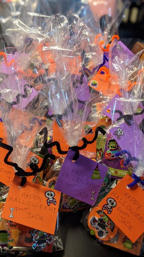 Halloween Goodie Bags Daycare, Diy Halloween Bags Party Favors, Halloween Goodie Bags Preschool, Cute Halloween Goodie Bag Ideas, Halloween Goodie Bag Ideas For Kids, Diy Halloween Goodie Bags For Kids, Halloween Baggies, Halloween School Treats Bags, Halloween Candy Bag Ideas