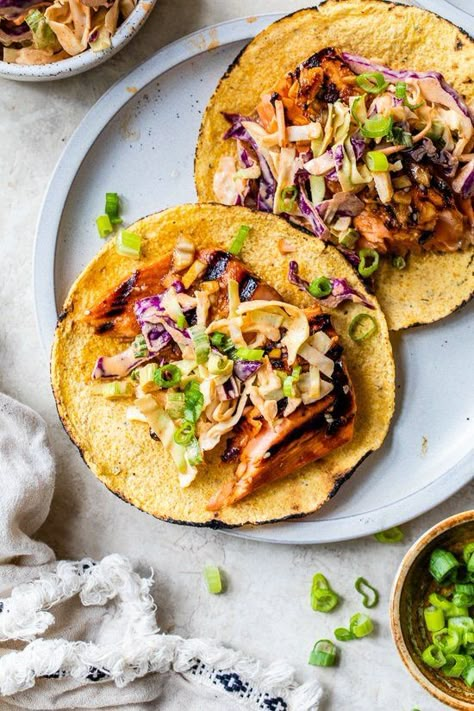 Korean-Inspired Salmon Tacos with Spicy Gochujang Slaw is a delicious way to switch up your fish taco game! Spicy Slaw, Fish Tacos With Cabbage, Tacos With Mango Salsa, Salmon Tacos, Cauliflower Tacos, Fish Taco, Salmon Dishes, Skinny Taste Recipes, Mango Salsa