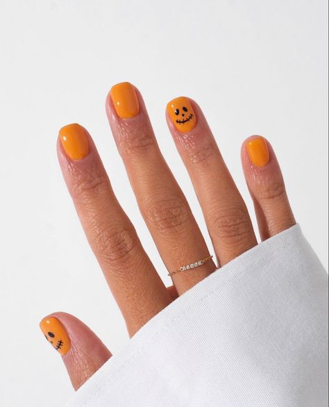 Spider Webs Halloween, Easy Halloween Nails, Nails For Beginners, Easy Halloween Nails Design, Pumpkin Nail Art, Halloween Nails Diy, Nail Art Halloween, Holloween Nails, Halloween Nails Easy