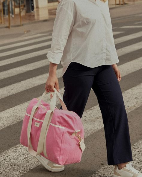 Les essentiels du printemps 🌷 Pour le printemps nos accessoires s’habillent de fleurs et de couleurs lumineuses. Un sac week-end 72h, vos trousses de beauté préférées et une banane. L’essentiel pour une escapade en amoureux ou en famille, le temps d’un week-end ensoleillé 🌞 Circuit Court, Sac Week End, Week End, Porter, Pouch, Couture, Tote Bag, Sewing, Quick Saves