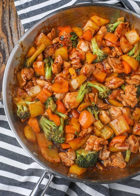 Broccoli And Peppers, Stir Fry Easy, Fried Butter, Easy Chicken Fajitas, Easy Chicken Stir Fry, Sweet And Spicy Chicken, Easy Stir Fry, Ginger Sauce, Favorite Chicken