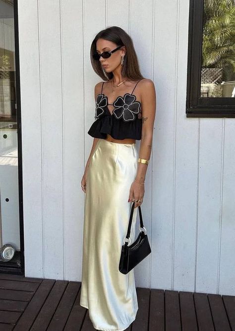 Night Out Outfit Summer, Satin Skirt Outfit, Outfit Dinner, Gold Skirt, Rock Outfit, Stunning Tops, Euro Summer, Night Out Outfit, Evening Outfits