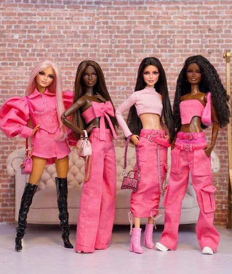 Pink Barbie Doll Outfits, Barbie Doll Aesthetic Outfit, Aesthetic Barbie Doll Clothes, Iconic Barbie Outfit Ideas, Barbie Doll Outfits Aesthetic, Barbie Doll Pink Dress, Latina Barbie Outfit, Non Pink Barbie Outfit, Retro Barbie Outfits