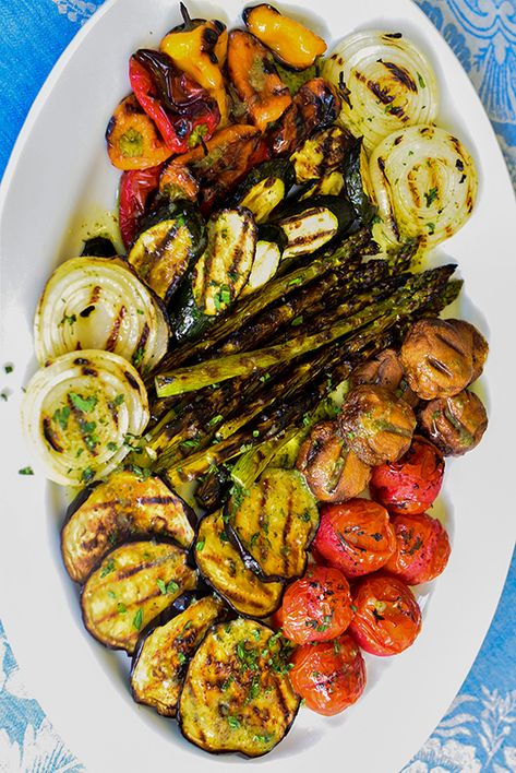 This vegan grilled vegetable platter is easy to pull together and perfect for any summer gathering. The vegetables are grilled to perfection and finished with a delicious vinaigrette. Serve this showstopper of a dish at your next potluck or barbecue! Easy Grilled Vegetables, Bbq Vegetables, Grilled Vegetable Salads, Grilled Broccoli, Barbecue Side Dishes, Vegan Barbecue, Apron Ideas, Vegan Grilling, Vegetable Platter