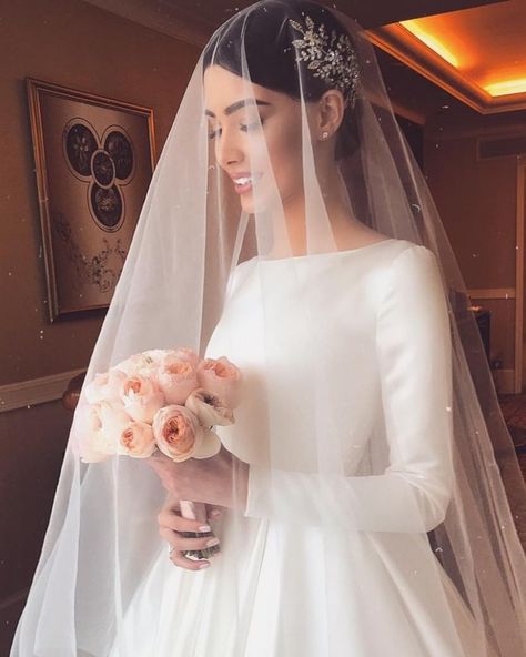 Exquisite details 😍 Long Sleeve Satin Wedding Dress, Simple Bridal Gowns, Satin Wedding Dresses, Wedding Dress Buttons, Tulle Wedding Veil, Stile Casual Chic, Fotografi Vintage, Pnina Tornai, Wedding Dresses Satin