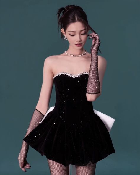 Black dress with a white bow – elegance and chic in one. How do you like it? 🌟🖤🤍✨ #Style #Fashion #Elegance All Black Stage Outfit, Black And White Dress Outfit Party, Elegant Cocktail Dress Party, Classy Mini Dress, Aesthetic Korean Outfits, Big Bow Dress, Concert Style, Birthday Party Dresses, Concert Attire