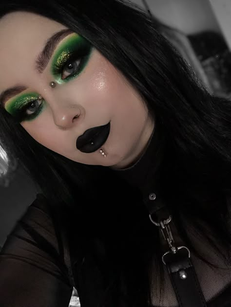 Green Goth Makeup, Black Lipstick Looks, Witch Photo Shoot, Halloween Treats Ideas, Alt Makeup Looks, Goth Goddess, Goth Makeup Ideas, Green Goth, Photo Shoot Makeup