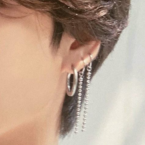 Types Of Ear Piercings, Cool Ear Piercings, Piercing Inspo, Piercing Ideas, Ear Piercing, Earings Piercings, Ear Piercings, Jeon Jungkook, Piercings