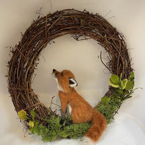 Ideas Decoracion Navidad, Needle Felted Fox, Felt Fox, Needle Felted Christmas, Felt Wreath, Felt Pictures, Deco Nature, Door Wreaths Diy, Needle Felting Tutorials