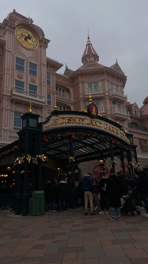 Disney Paris Christmas, Paris Christmas Aesthetic, Disneyland Paris Winter, Disneyland In December, Disneyland Winter, Disneyland Paris Aesthetic, Disneyland Paris Christmas, Paris In December, Disney Winter