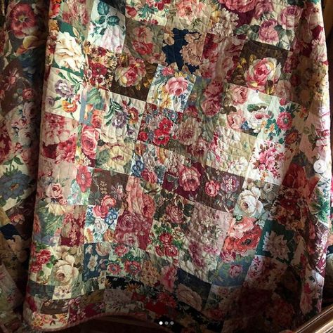 L’uccello Vintage Floral Quilt - L'uccello Large Scale Floral Fabric, Hexie Quilts Patterns, Watercolor Quilt, Simple Quilt, Vintage Quilts Patterns, Patchwork Inspiration, Farmhouse Quilts, Floral Fabrics, Vintage Floral Fabric