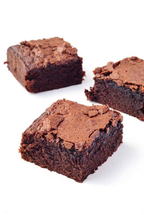 These One Bowl Cocoa Brownies are AMAZING! These big, thick fudgy brownies are SO easy to throw together especially when you need a last minute dessert. Recipe from sweetestmenu.com #brownies #chocolate #bars #dessert Homemade Brownies Easy, Dark Chocolate Recipes, Cocoa Brownies, Best Chocolate Desserts, Low Carb Pizza, Best Brownies, Pudding Desserts, Low Carb Dinner Recipes, Gluten Free Cakes