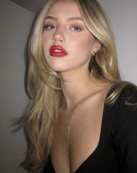 Fake Blonde Hair, Red Lipstick Makeup Blonde, Annie Shr, No Make Up Make Up Look, Fake Account, Effortless Beauty, Long Blonde, Blonde Women, Long Blonde Hair