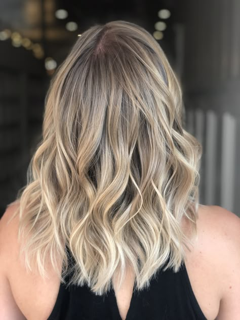 Blonde Ombre Hair Medium Length, Balyage Medium Hair Brunette To Blonde, Neutral Blonde Balayage Short Hair, Full Balayage Blonde Short, Balyage Blonde Shoulder Length Hair, Blonde Balayage Highlights Short, Soft Blonde Balayage Short Hair, Creamy Blonde Balayage Short Hair, Ashy Blonde Balayage Short Hair